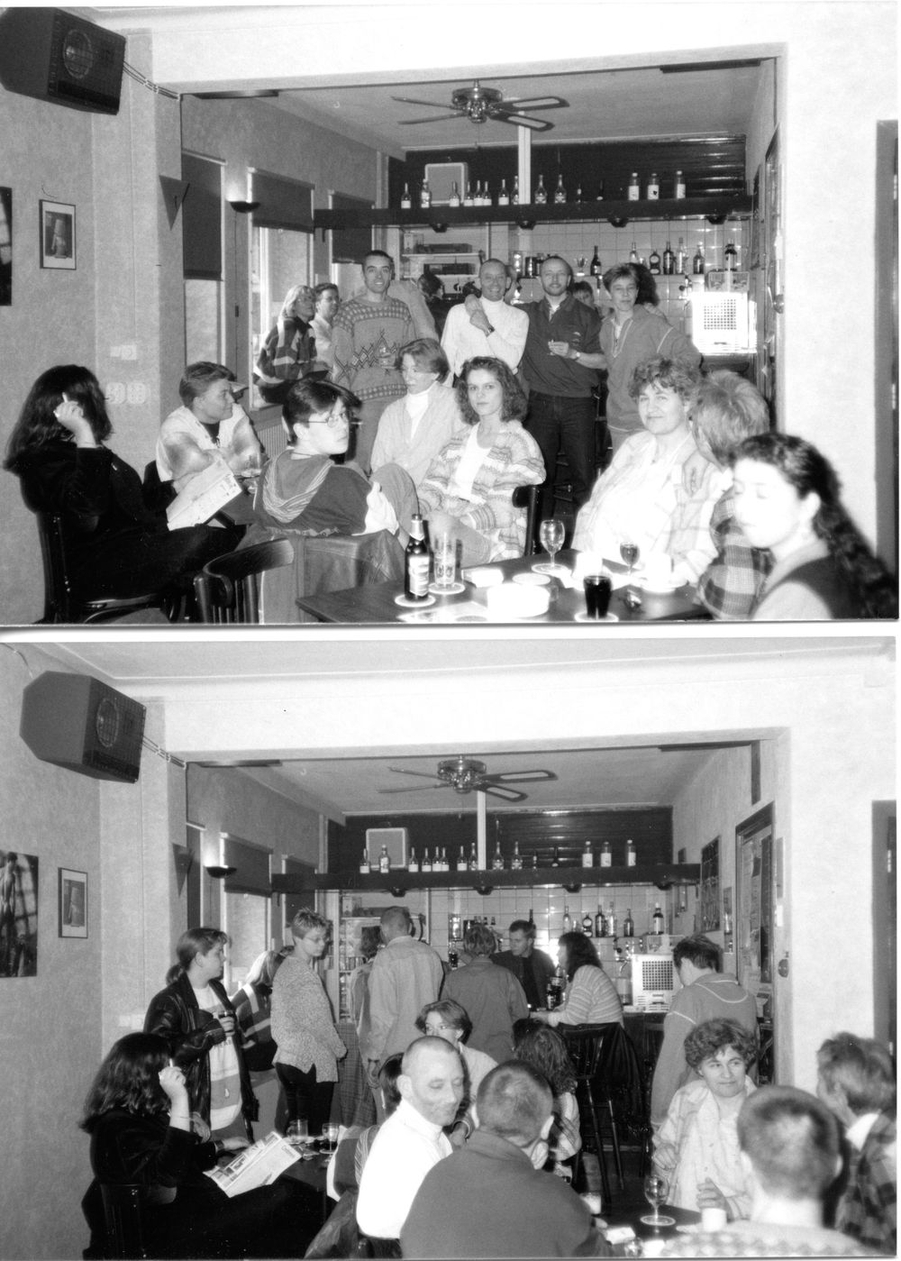 Zwart-witfoto van een druk café-interieur met mensen rond tafels en bij de bar, in gesprek en met drankjes.