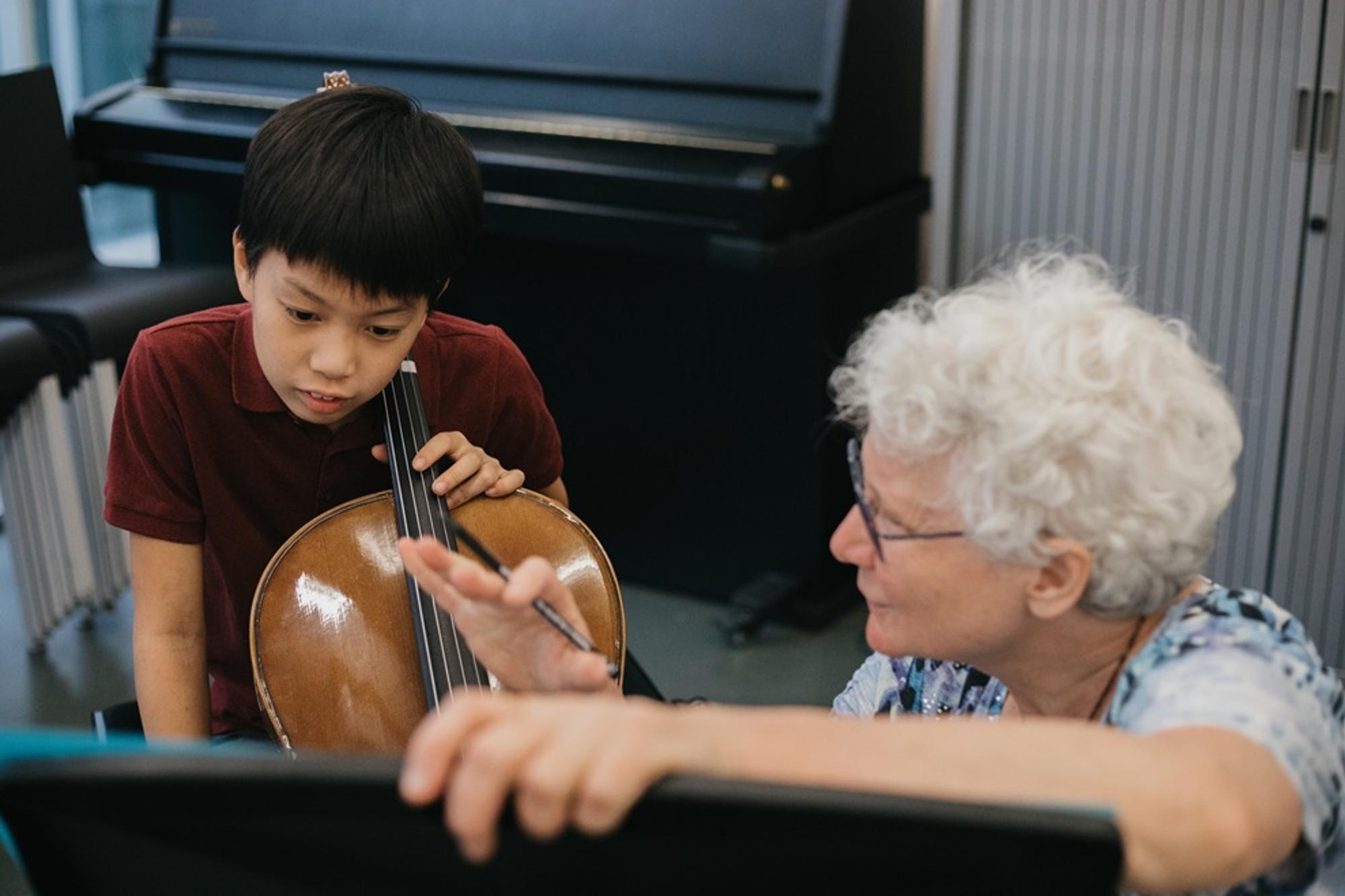 Cello docent Andrea Ivanyos en een leerling tijdens de les.