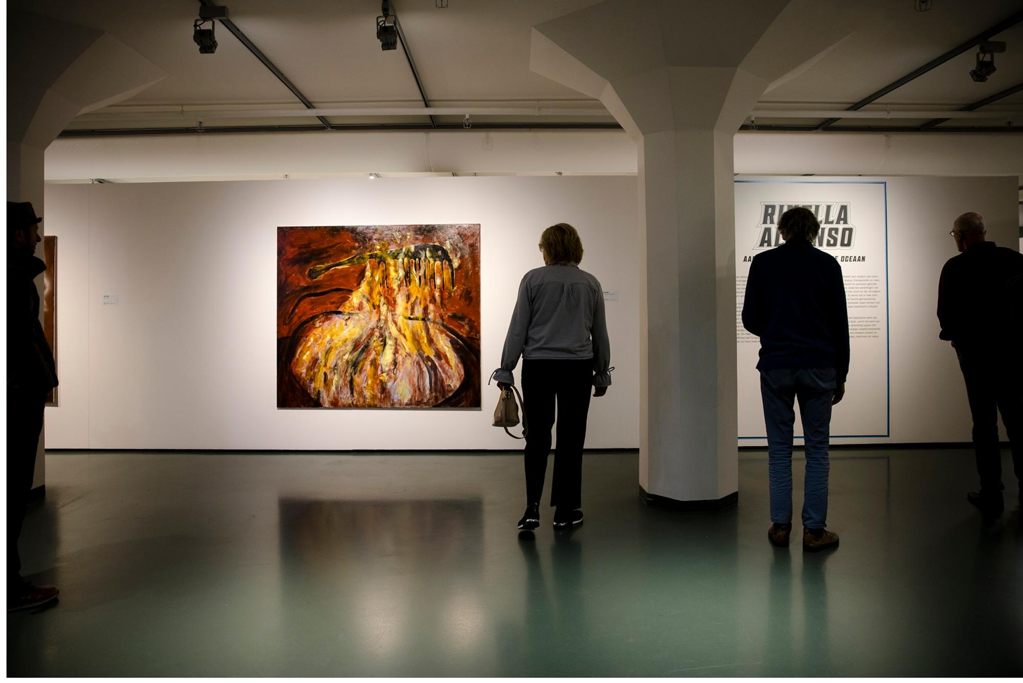 Vier museumbezoekers die een werk van Rinella Alfonso bewonderen.