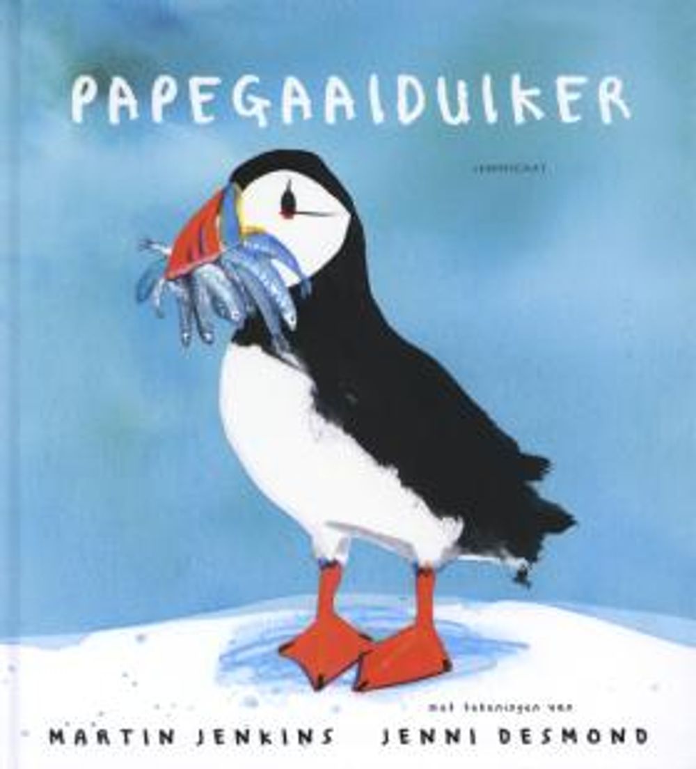 Papegaaiduiker met vis in de snavel op blauwe achtergrond.