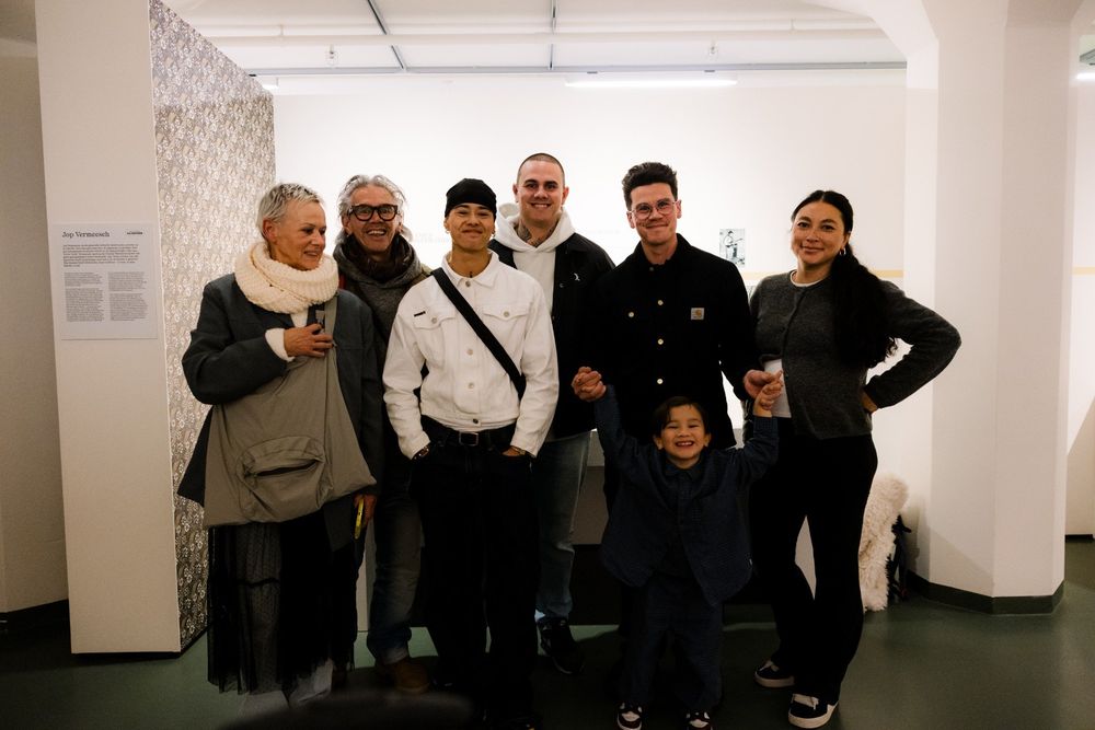 Groepsfoto van curator Jop Vermeesch met familie en team tijdens de opening van Kolensporen: Wolken boven Sawahlunto in SCHUNCK Museum.