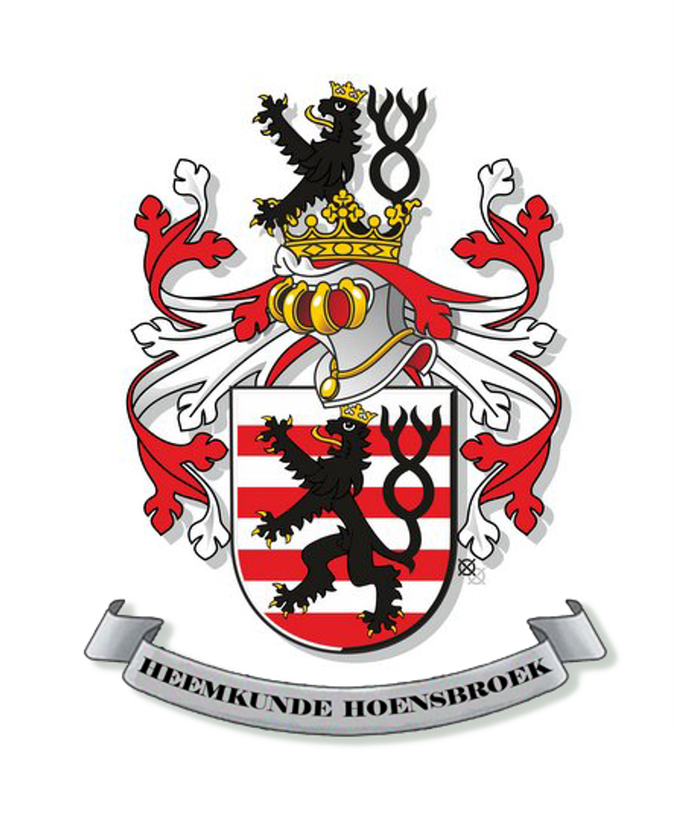 Gekleurd heraldisch wapen van Heemkunde Hoensbroek met een zwart gekroonde leeuw op een rood-wit gestreept schild en sierlijke rood-witte ornamenten. Onder het wapen staat op een lint de tekst: “HEEMKUNDE HOENSBROEK”.