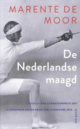 Boekcover van ‘De Nederlandse maagd’ van Marente de Moor, met een zwart-witfoto van een schermende persoon en titel in witte letters.