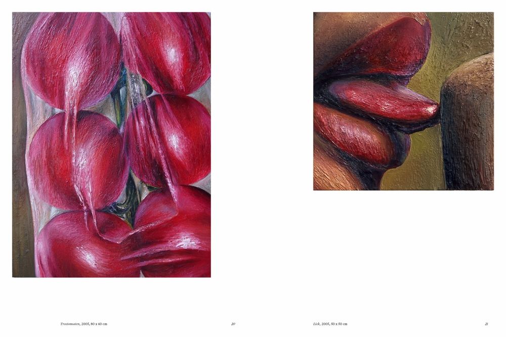 2 schildersafbeeldingen met rechts een tros tomaten in een plastic zak en rechts een mond met iemand die en rechthoekige donkere vorm likt
