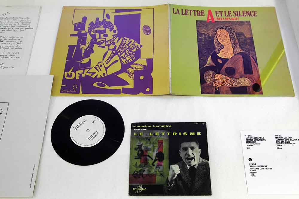 Twee vinylhoezen en een 45-toerenplaat uit de Lettristische beweging, waaronder Le Lettrisme van Maurice Lemaître en La Lettre et le Silence, gepresenteerd in de tentoonstelling Visual Vinyl bij SCHUNCK.