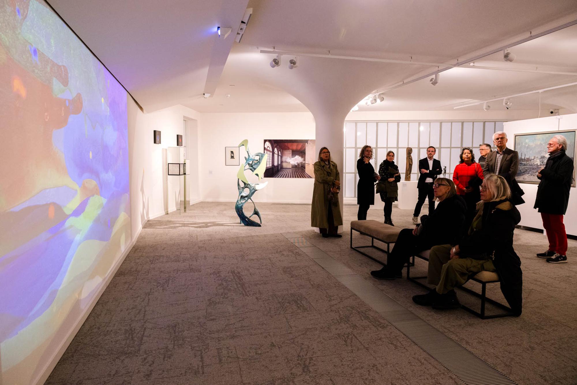 Bezoekers bekijken een projectie op de muur in het MijnMuseum tijdens Rooted in Change