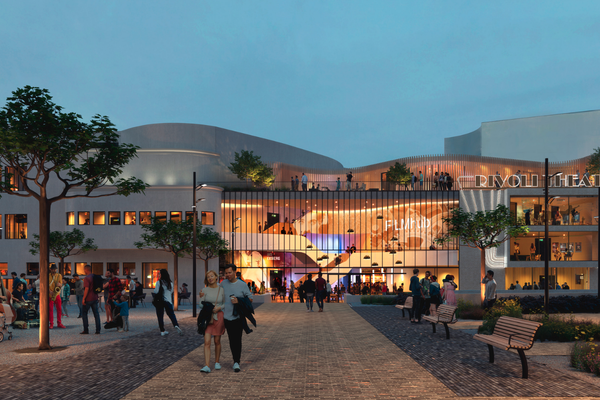Artist impression van het vernieuwde Royal/Rivoli Theater in de avond. Mensen verzamelen zich op het sfeervol verlichte plein voor de moderne, transparante gevel met terrassen en lichtaccenten.
