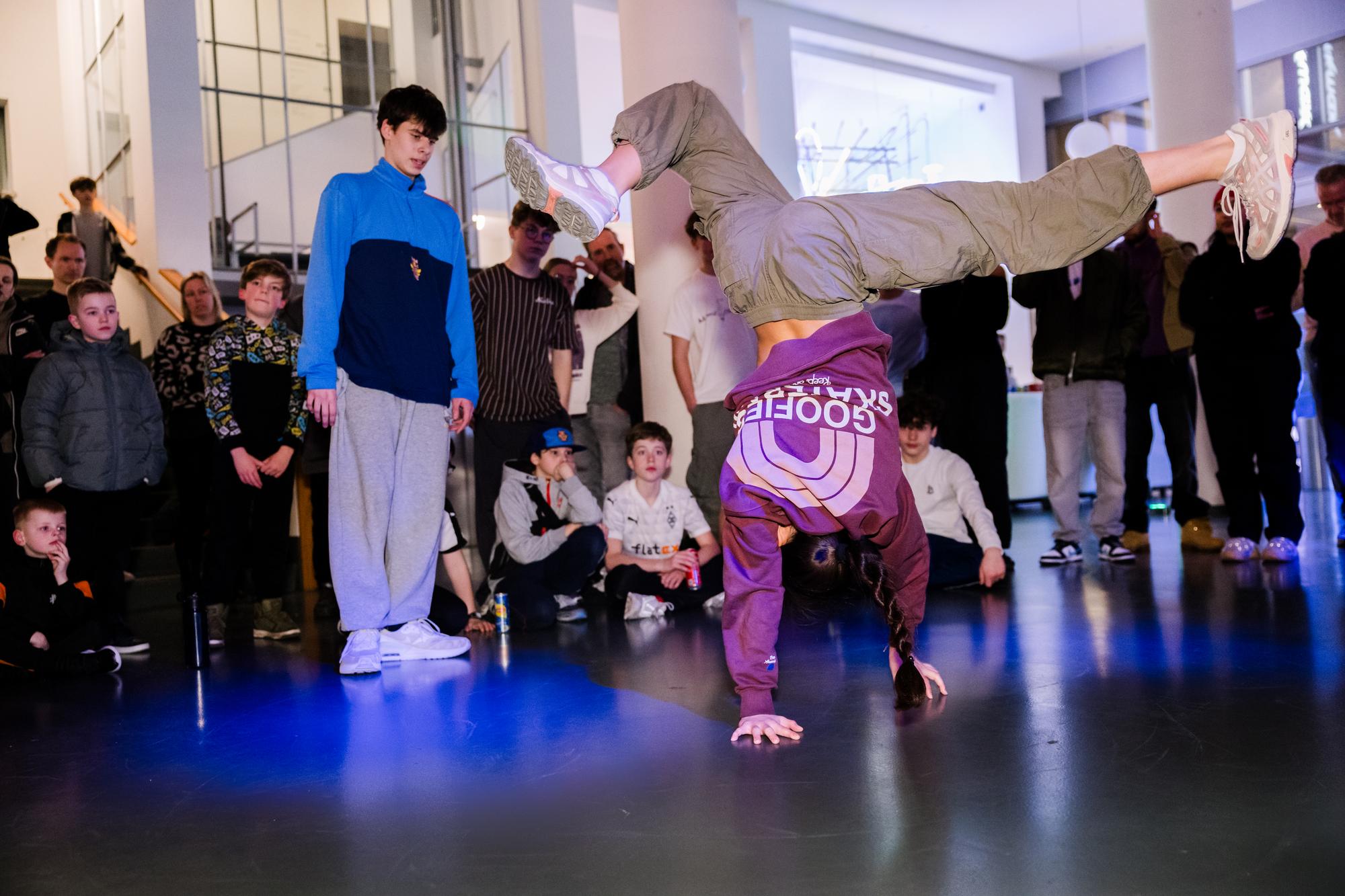 Break dancers in de centrale hal van SCHUNCK Glaspaleis