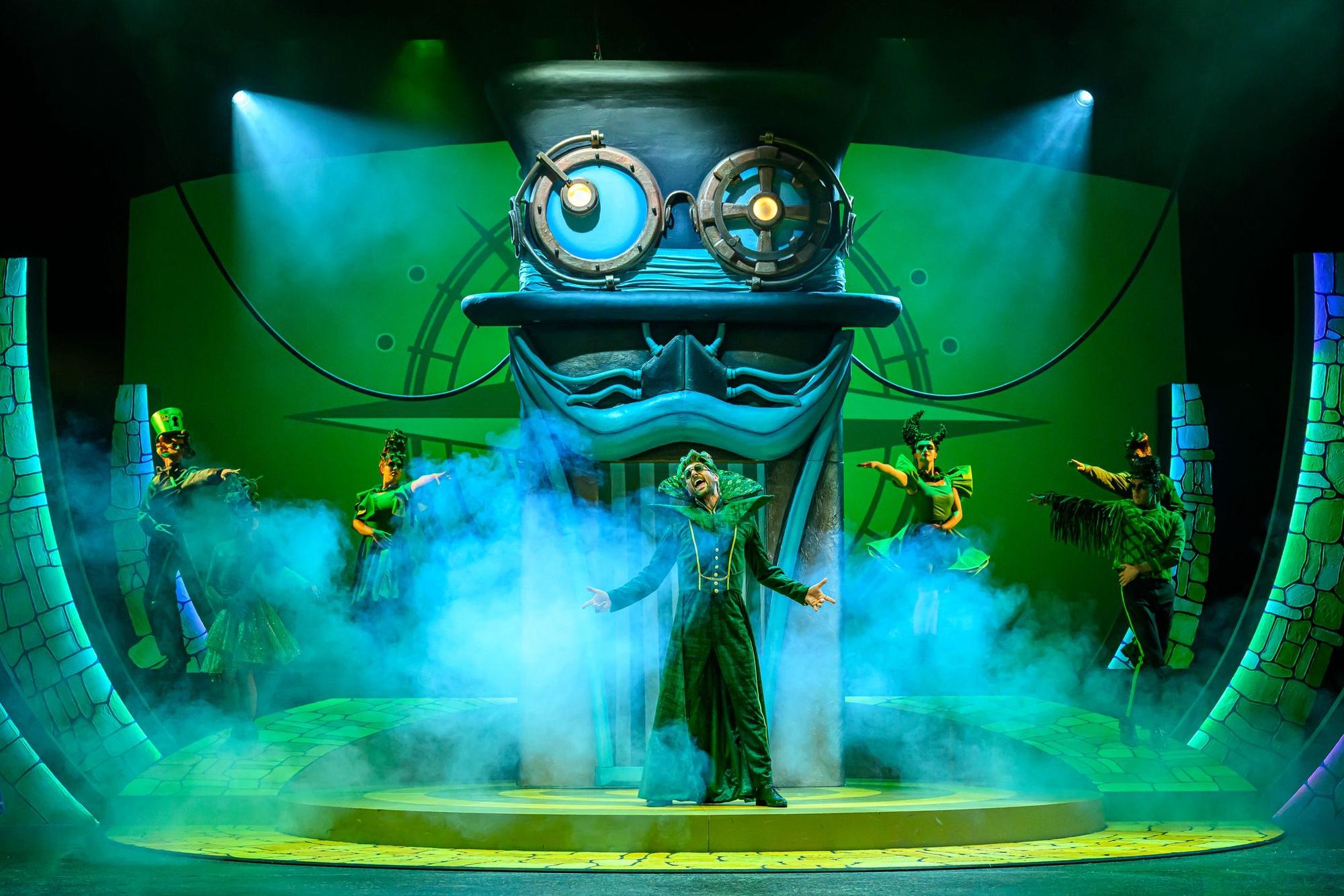 Kelvin Wormgoor speelt de Wizard in musical The Wiz 1 