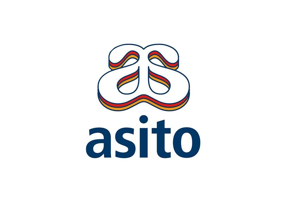 Logo met de tekst “Asito” en daarboven een grafisch element bestaande uit twee gespiegeld en in elkaar gesmolten letters ‘a’. Onder dit symbool bevinden zich twee laagjes in rood en oranje kleuren.