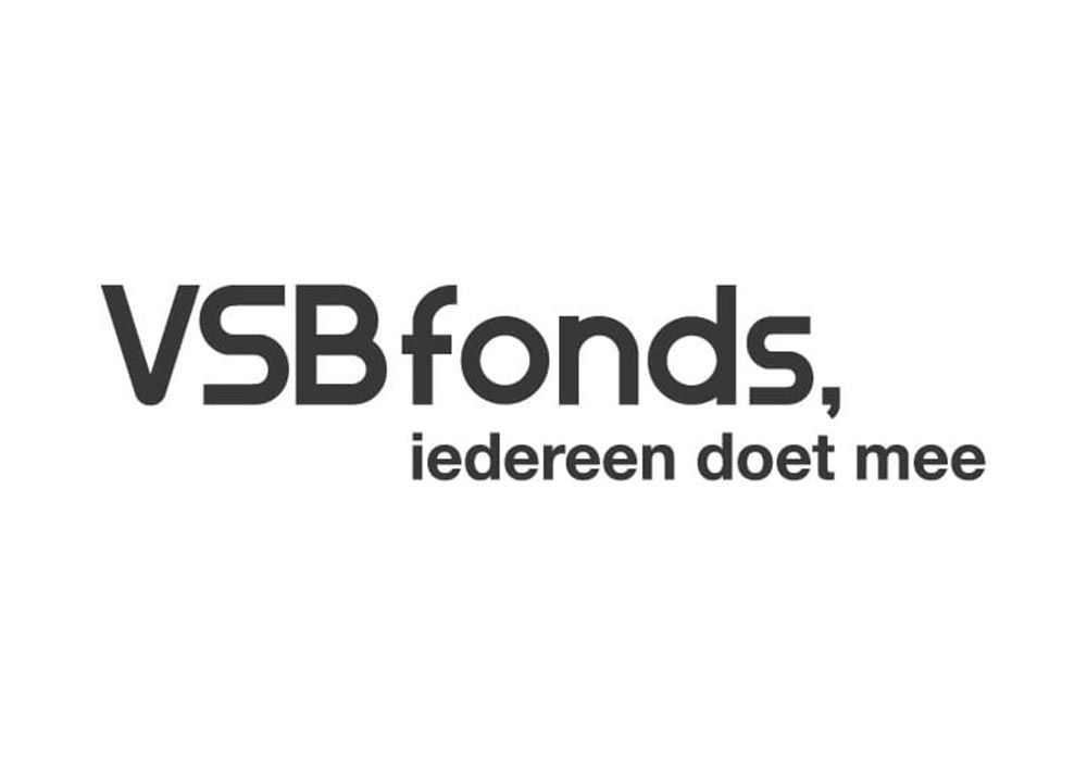 Logo van VSBfonds met de naam in grijze letters, gevolgd door de slogan “iedereen doet mee” in kleiner lettertype eronder.