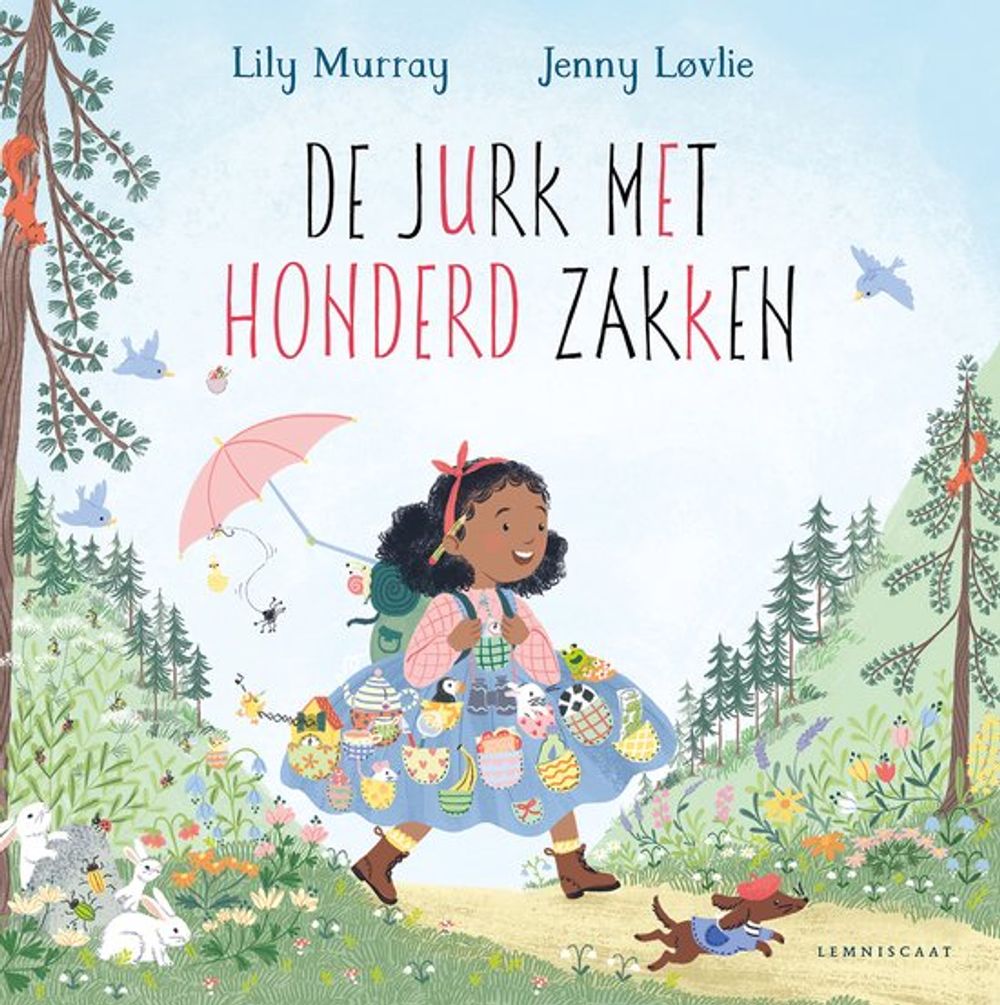 Boekomslag van De jurk met honderd zakken. Een kind wandelt door een bloemrijk bos in een blauwe jurk vol kleurrijke zakken, terwijl een klein hondje vooruit rent; de titel staat bovenaan in grote letters.