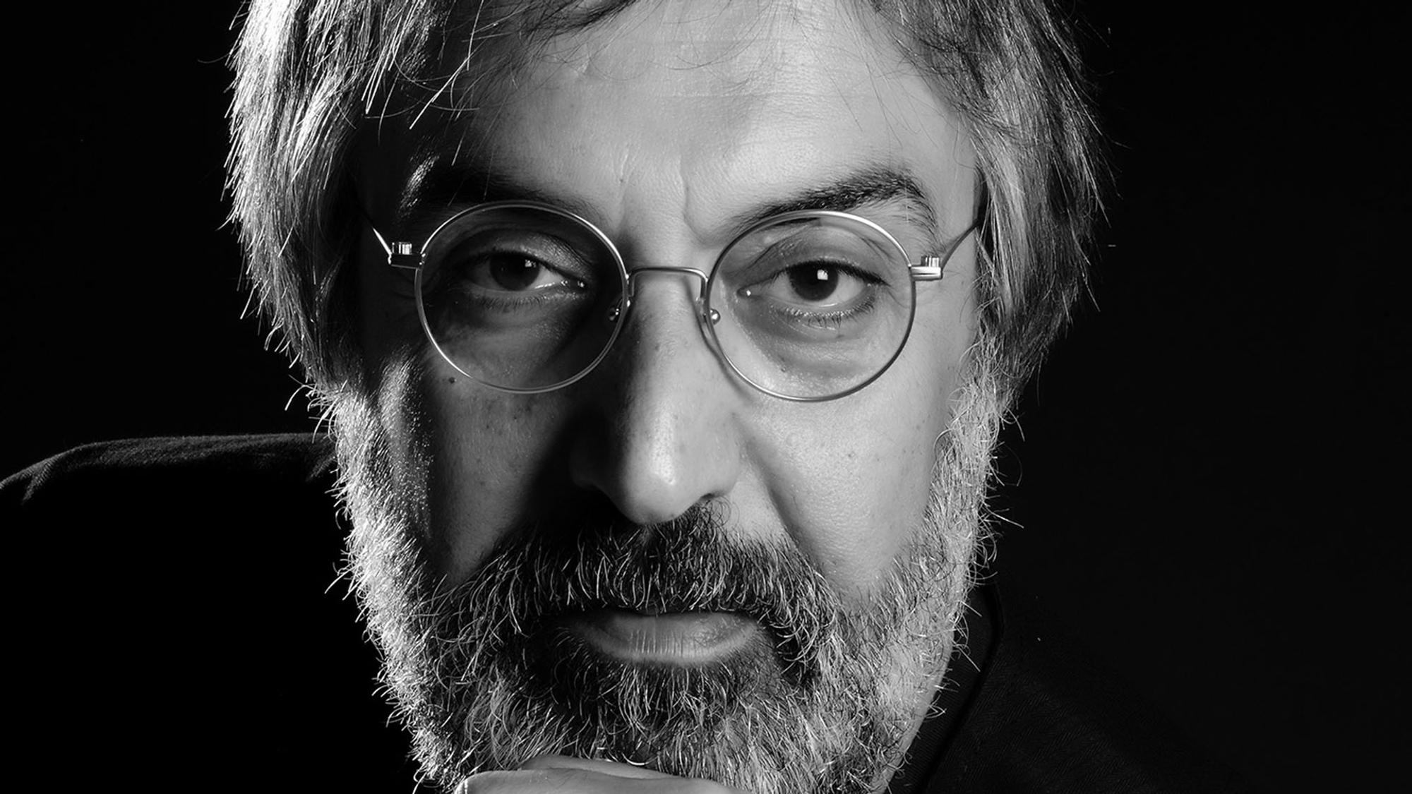 Portret van een man met bril en baard, in zwart-wit gefotografeerd
