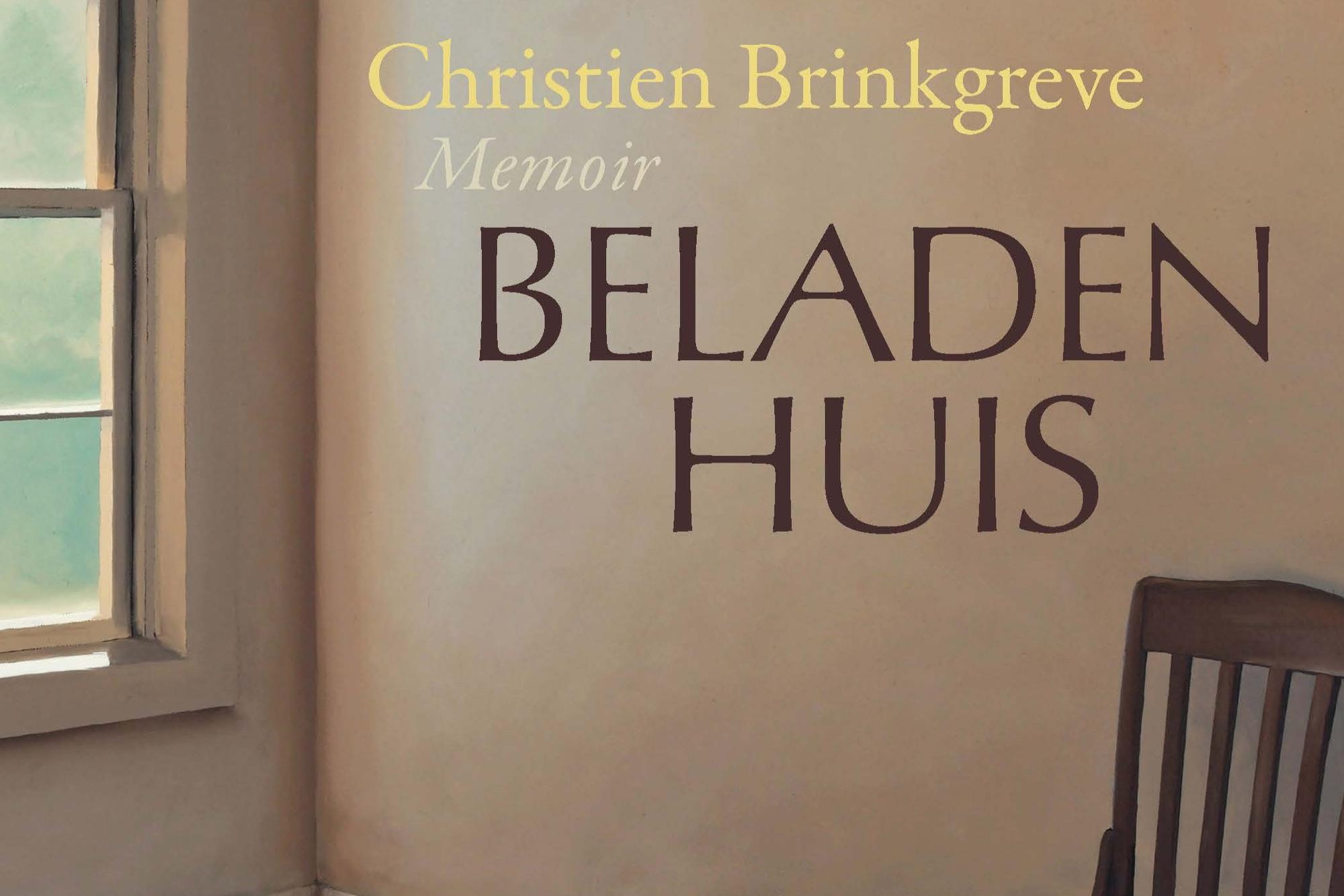 Boekcover van Beladen Huis van Christien Brinkgreve. De illustratie toont een lege kamer met houten vloer, een stoel en een omgevallen fotolijst, met warm zonlicht dat door een raam naar binnen valt.