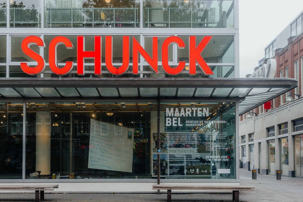 Vitrine van SCHUNCK tijdens opbouw kunstinstallatie Maarten Bel.