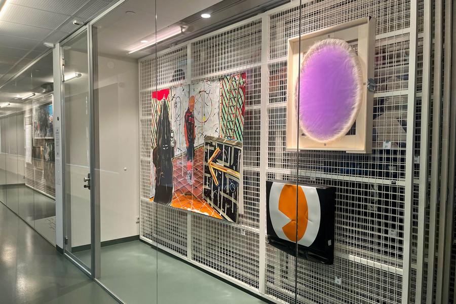 Een rek van het kunstdepot met drie werken.