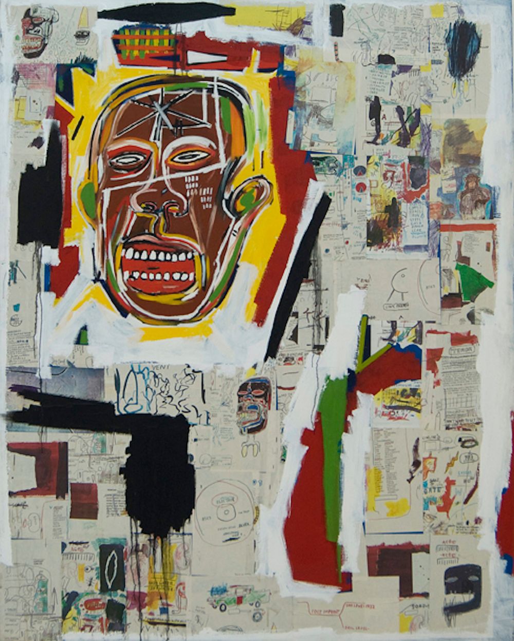 Kunstwerk in de stijl van Jean-Michel Basquiat, met een expressief hoofd in het midden, geschilderd in rood, bruin en wit, omringd door een collage van krantenknipsels, tekeningen en tekstfragmenten op een witte achtergrond.