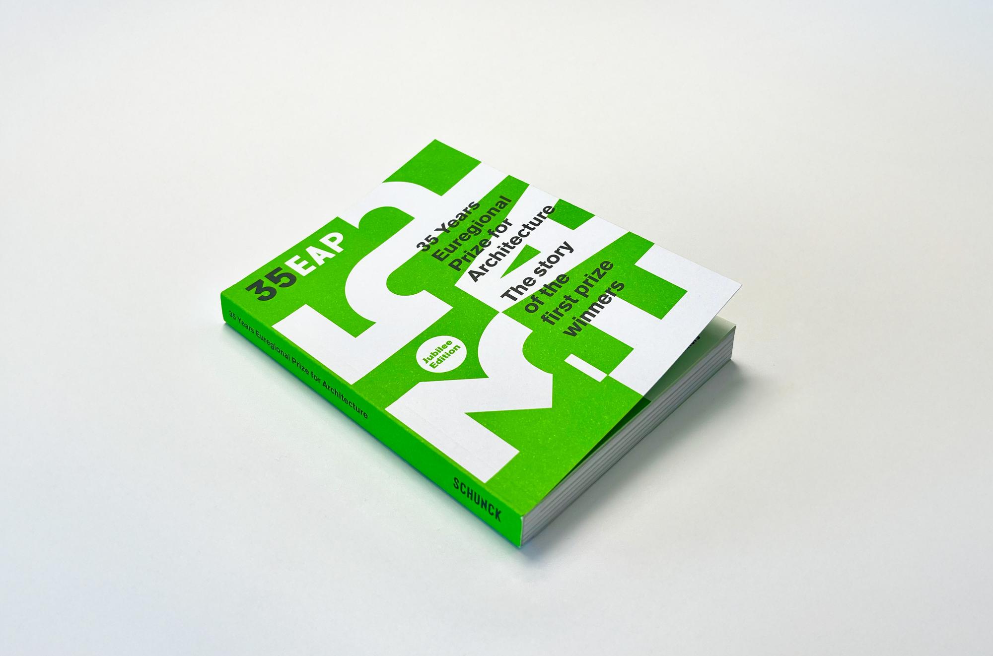 Boek met groene kaft, witte en zwarte tekst ter ere van 35-jarig bestaan EAP.