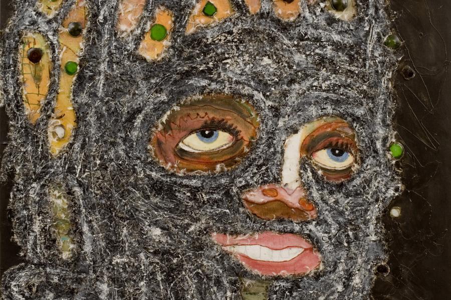 Gemengd-techniek schilderij van Rik Meijers met een expressief gezicht, opgebouwd uit donkere materialen en reliëfachtige structuren.