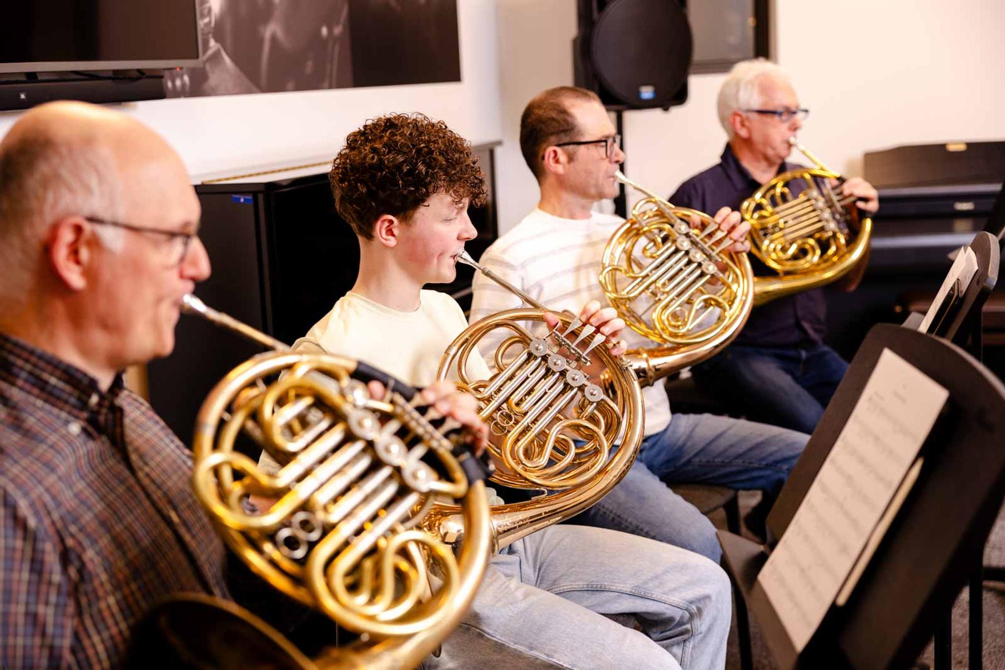 Muzikanten spelen hoorn tijdens een ensemble-repetitie.