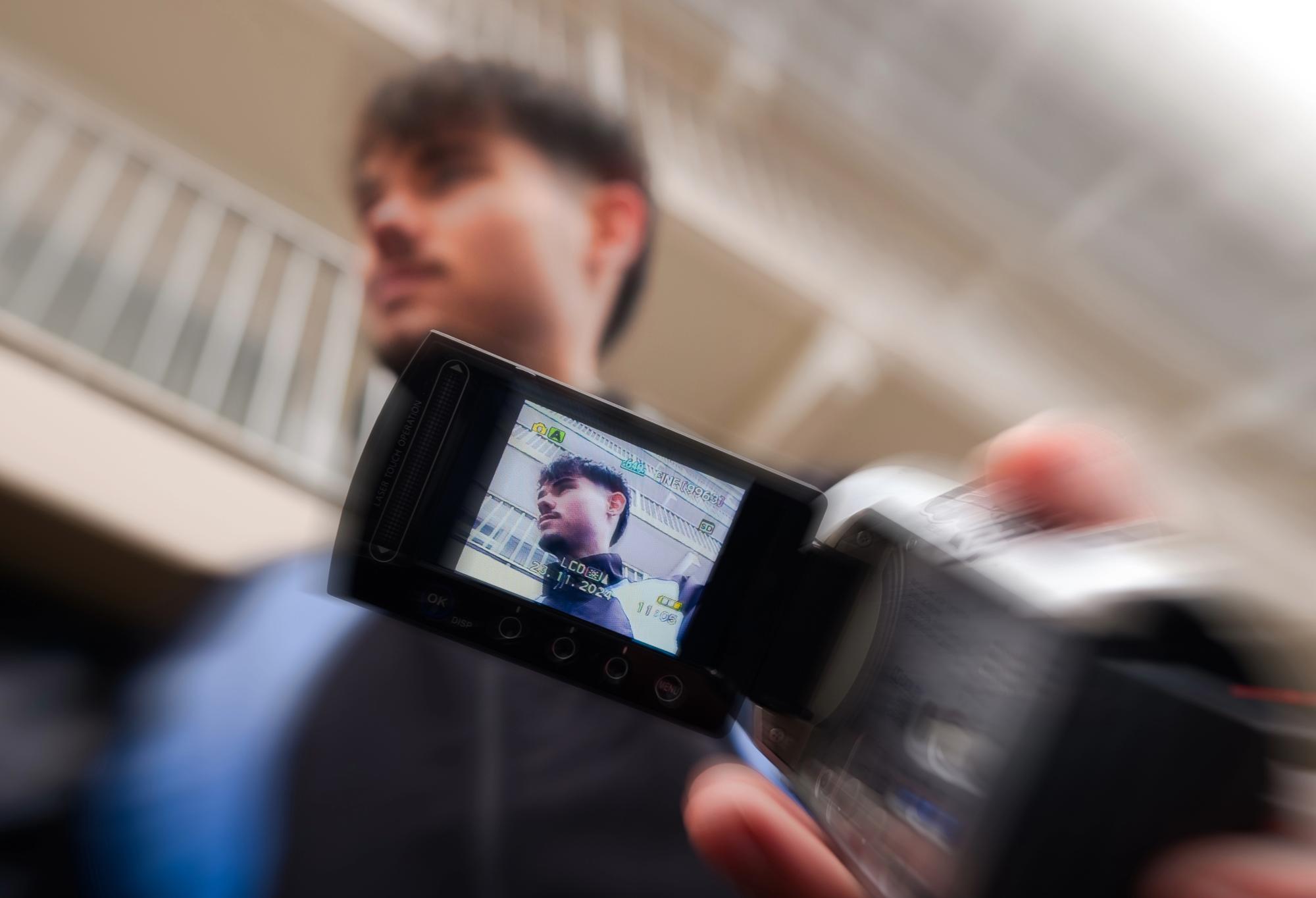 Portret van Miko, vastgelegd door een camrecorder, waarin hij zichzelf fotografeert.