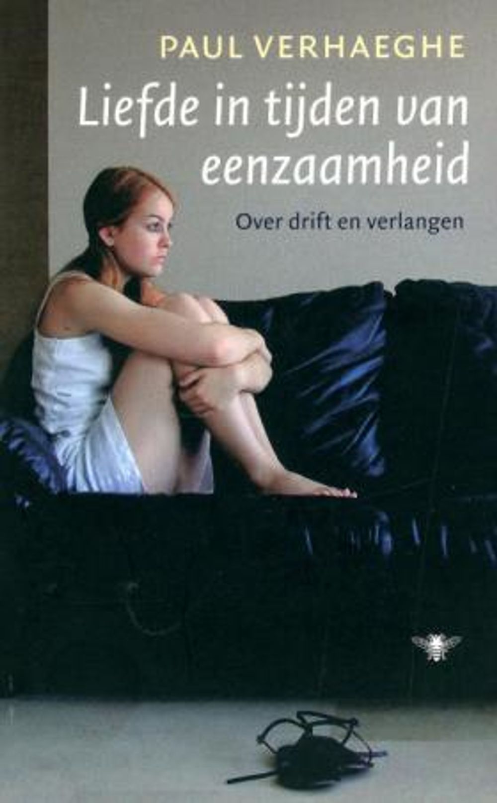 Boekomslag van Liefde in tijden van eenzaamheid van Paul Verhaeghe. Op de cover zit een persoon op een donkere bank, met de titel en auteursnaam in witte letters bovenaan.