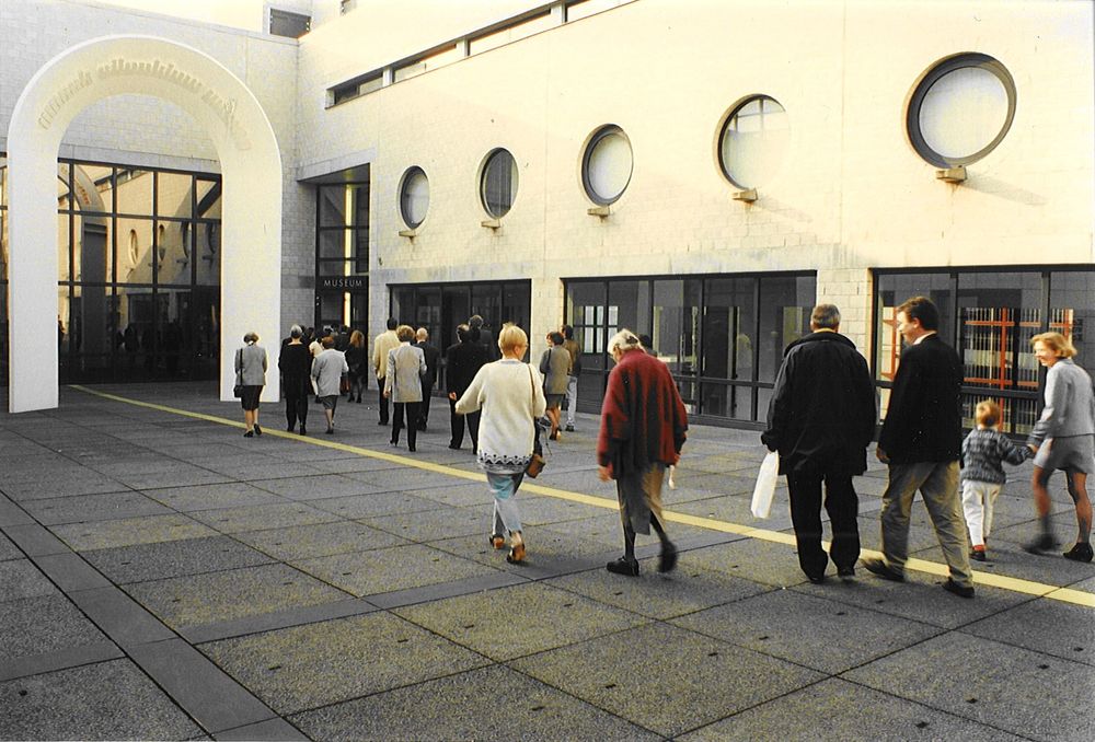 Opening van de tentoonstelling van Kurt Schwitters in 1997 bij de Stadsgalerij, met bezoekers tijdens het officiële moment.