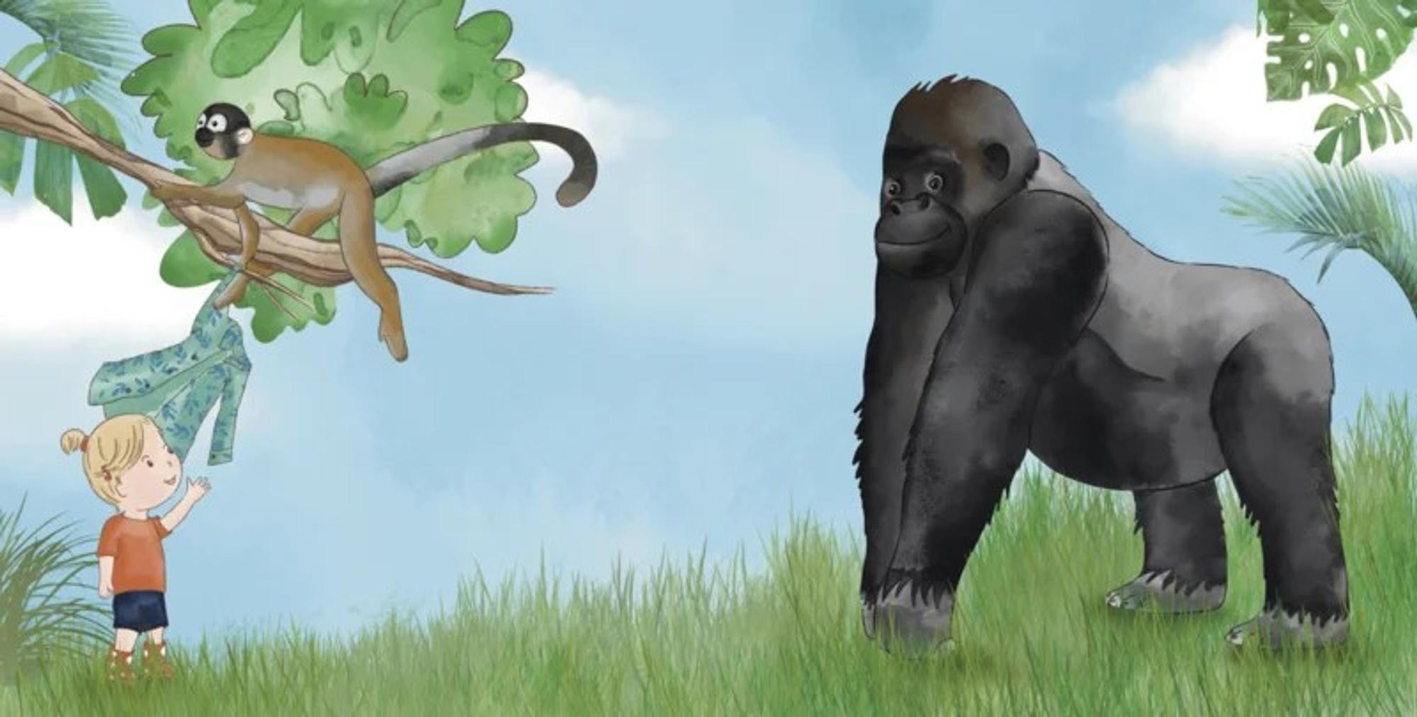 Illustratie van een kind dat naar een aap in een boom kijkt, terwijl een gorilla op het gras staat. De aap houdt een kledingstuk vast en de achtergrond toont groene bladeren tegen een blauwe lucht.