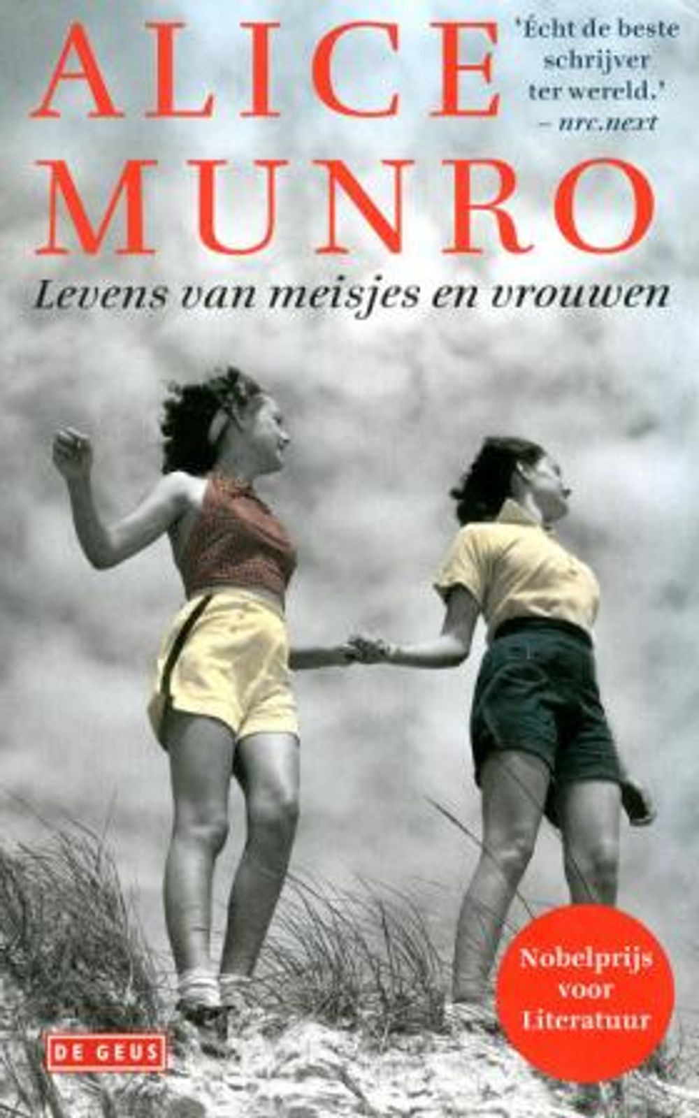 Boekomslag van Levens van meisjes en vrouwen van Alice Munro. Op de cover staan twee personen op een duinlandschap, met de titel en auteursnaam prominent bovenaan.