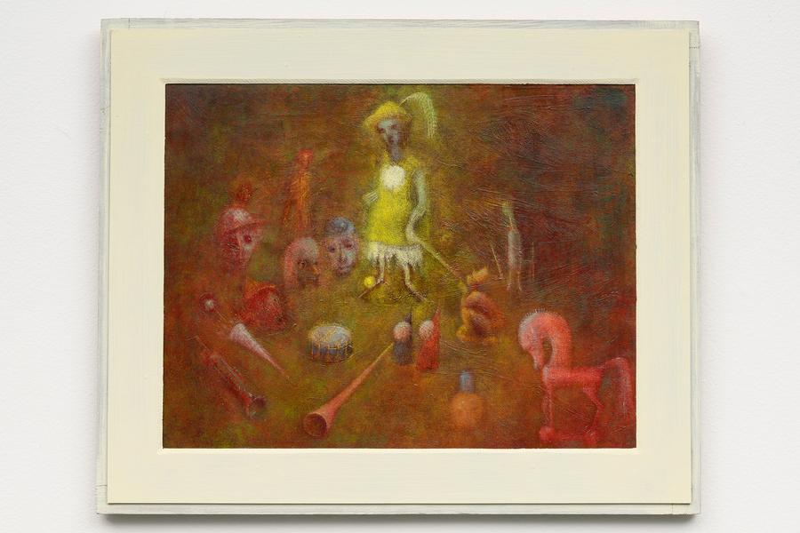 Schilderij Speelgoedétalage (1942) van Aad de Haas met een surrealistische verzameling speelgoedfiguren en maskers rond een centraal, popachtig figuur in geel, tegen een warme roodbruine achtergrond.