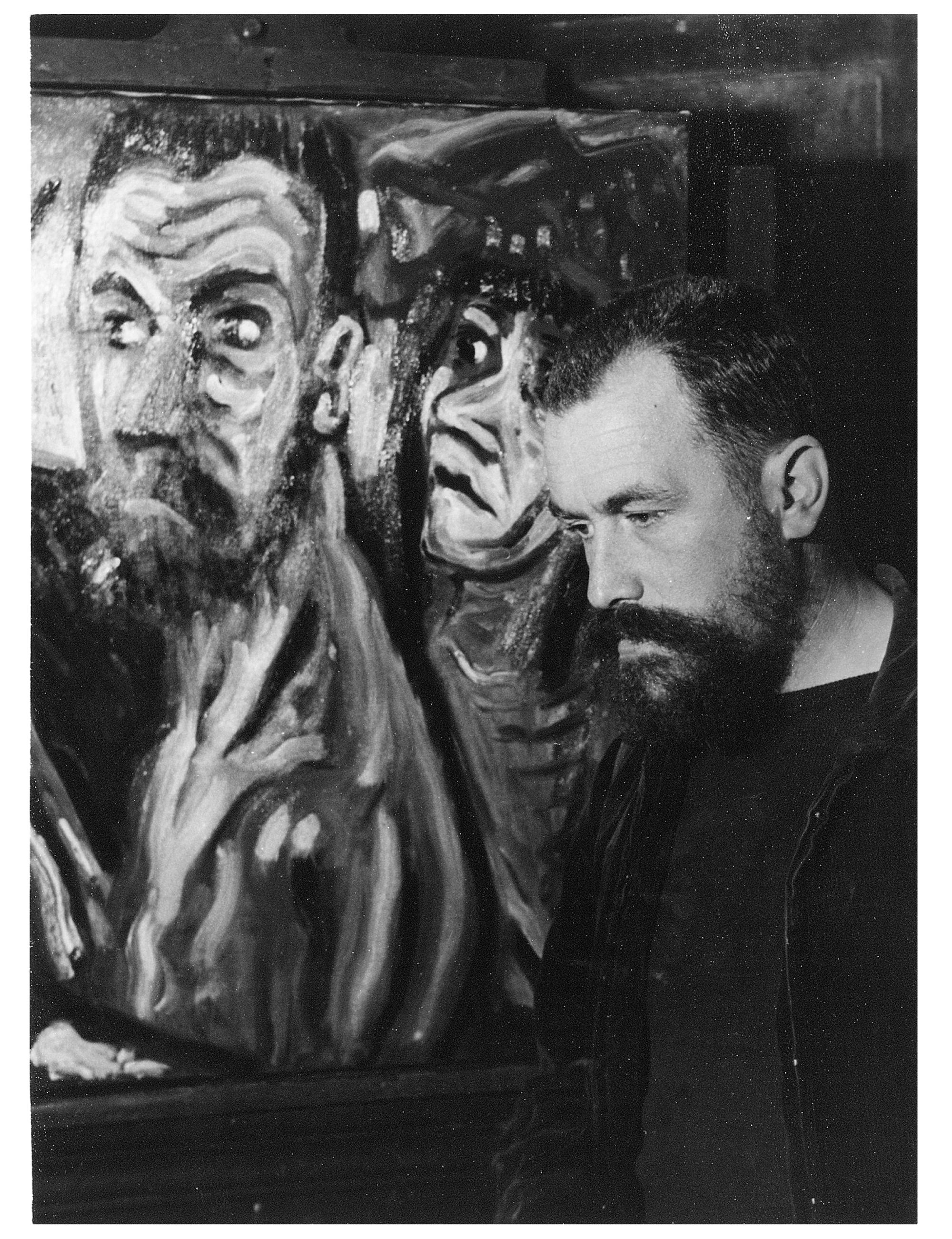 Portret van Aad de Haas naast zijn schilderij. 
