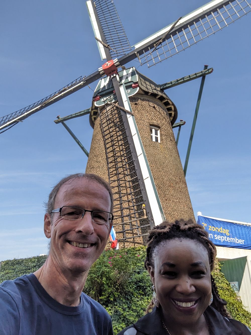 Paul En Dozie bij de molen | een-op-een-taalbegeleiding SCHUNCK Vrijwilliger Taalhuis