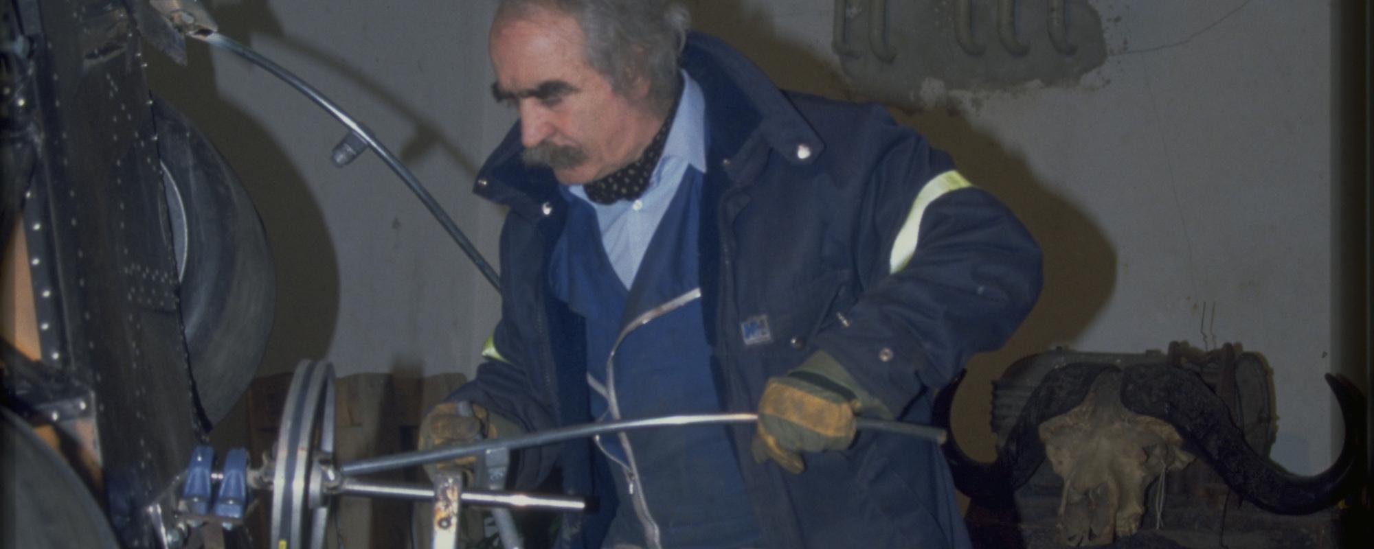 Jean Tinguely, Working on Shuttlecock, 1989