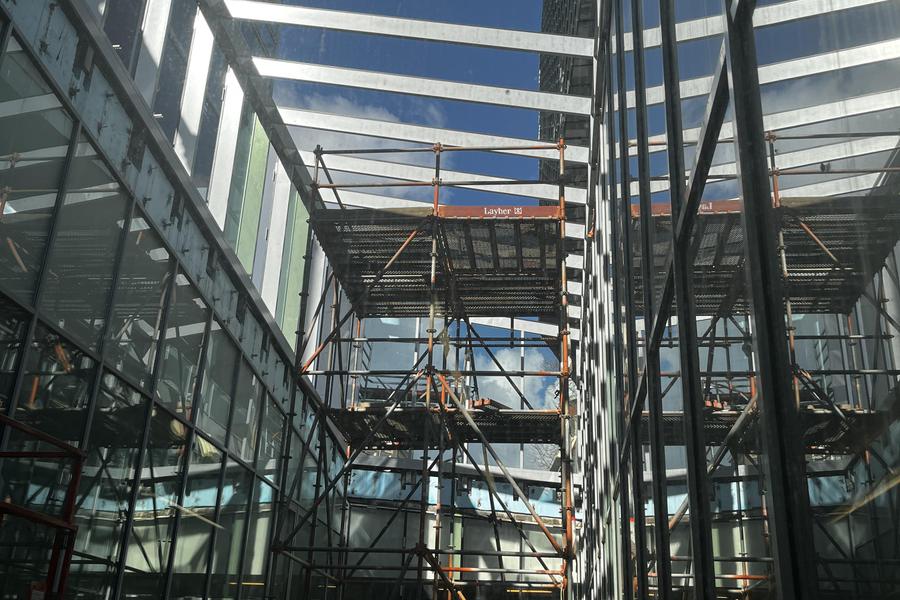 SCHUNCK Atrium Kijkdepot tijdens bouwfase, steigers in de patio. 
