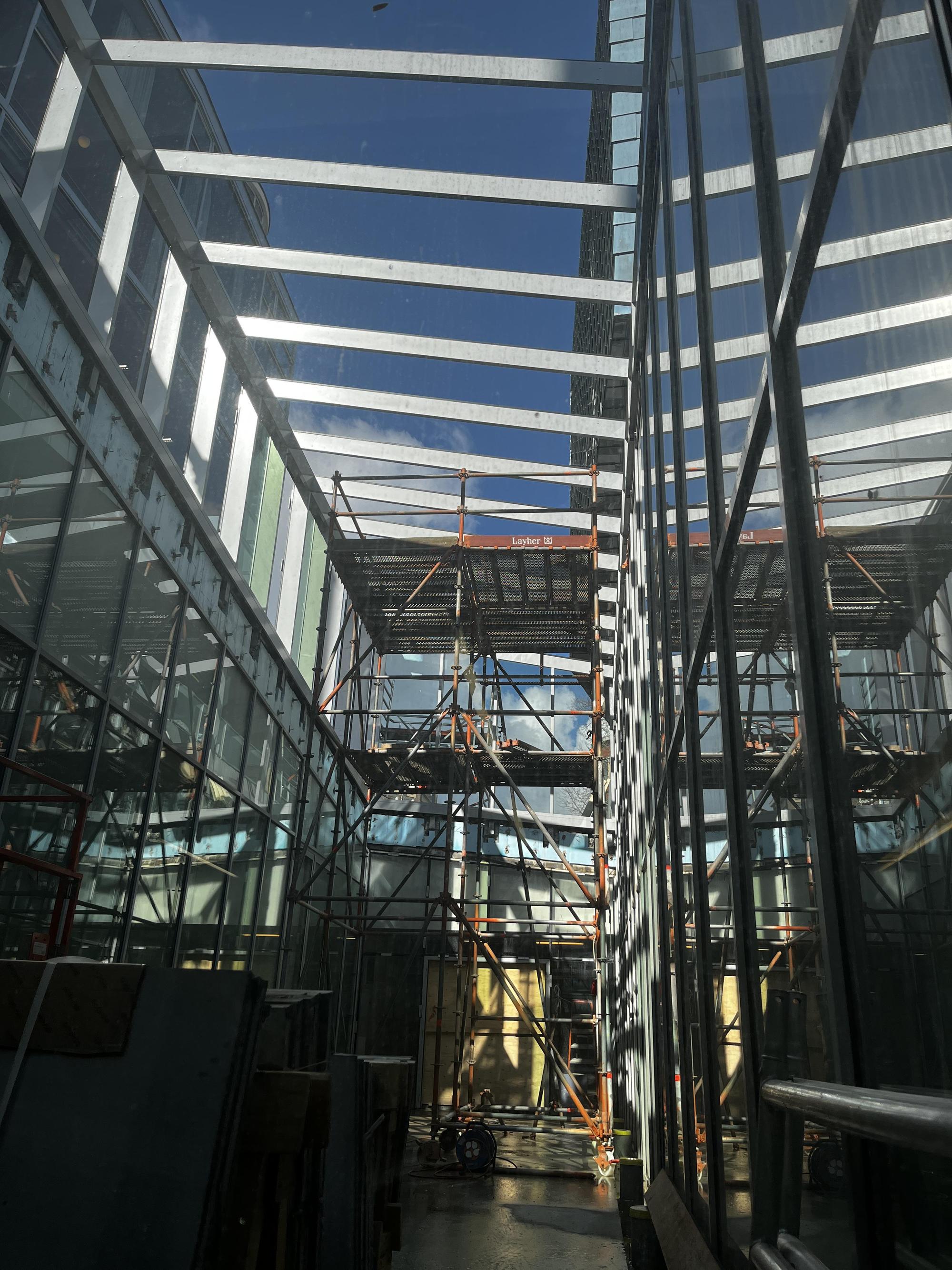 SCHUNCK Atrium Kijkdepot tijdens bouwfase, steigers in de patio. 