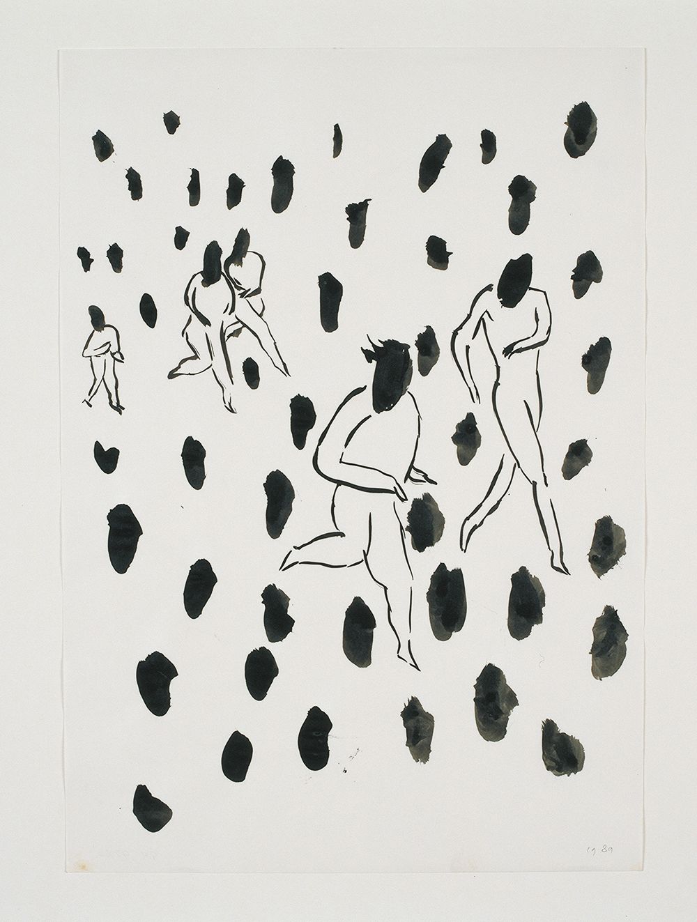 Kunstwerk met witte achtergrond met losse zwarte penseelvlekken, waaruit eenvoudige lijntekeningen van bewegende, naakte figuren opduiken; de vormen lijken te lopen, dansen of elkaar te benaderen in een open, ritmische compositie.
