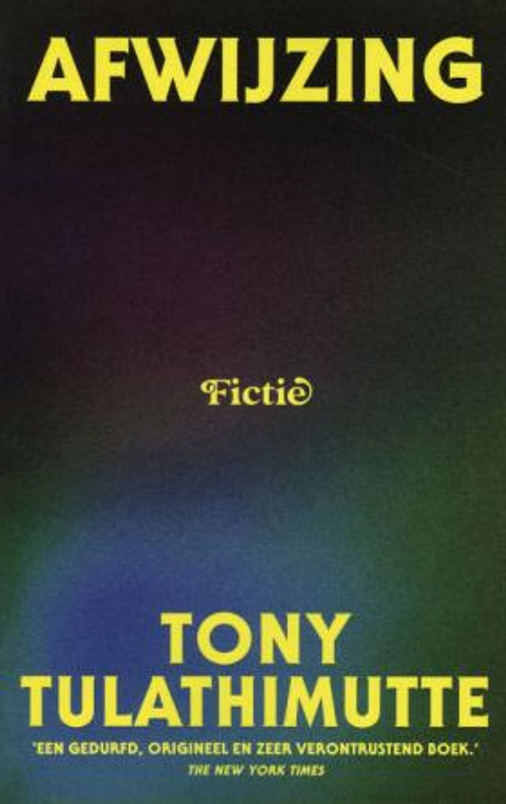 Boekomslag van Afwijzing van Tony Tulathimutte. Op een donkere achtergrond staan de titel en auteursnaam in grote gele letters.