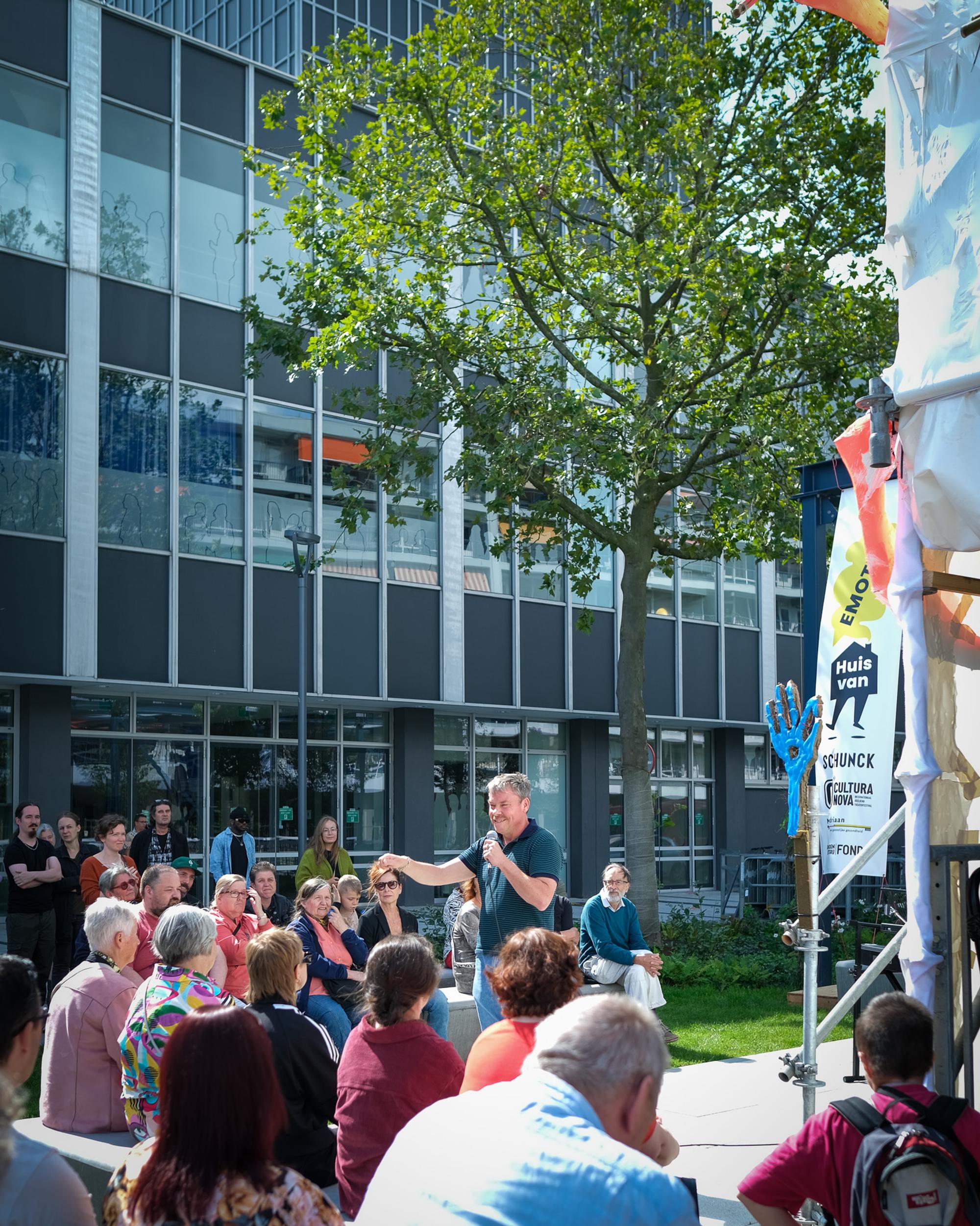 Schunck Huis Van Emoties 2023 David Bade spreekt bezoekers toe tijdens de opening bij het Huis van Emoties.