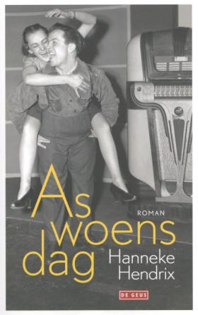 Boekomslag van Aswoensdag van Hanneke Hendrix. De zwart-witfoto toont een lachende vrouw die een man op haar rug draagt in een vrolijke pose, met rechts een jukebox op de achtergrond. De titel staat in grote gele letters over de afbeelding.