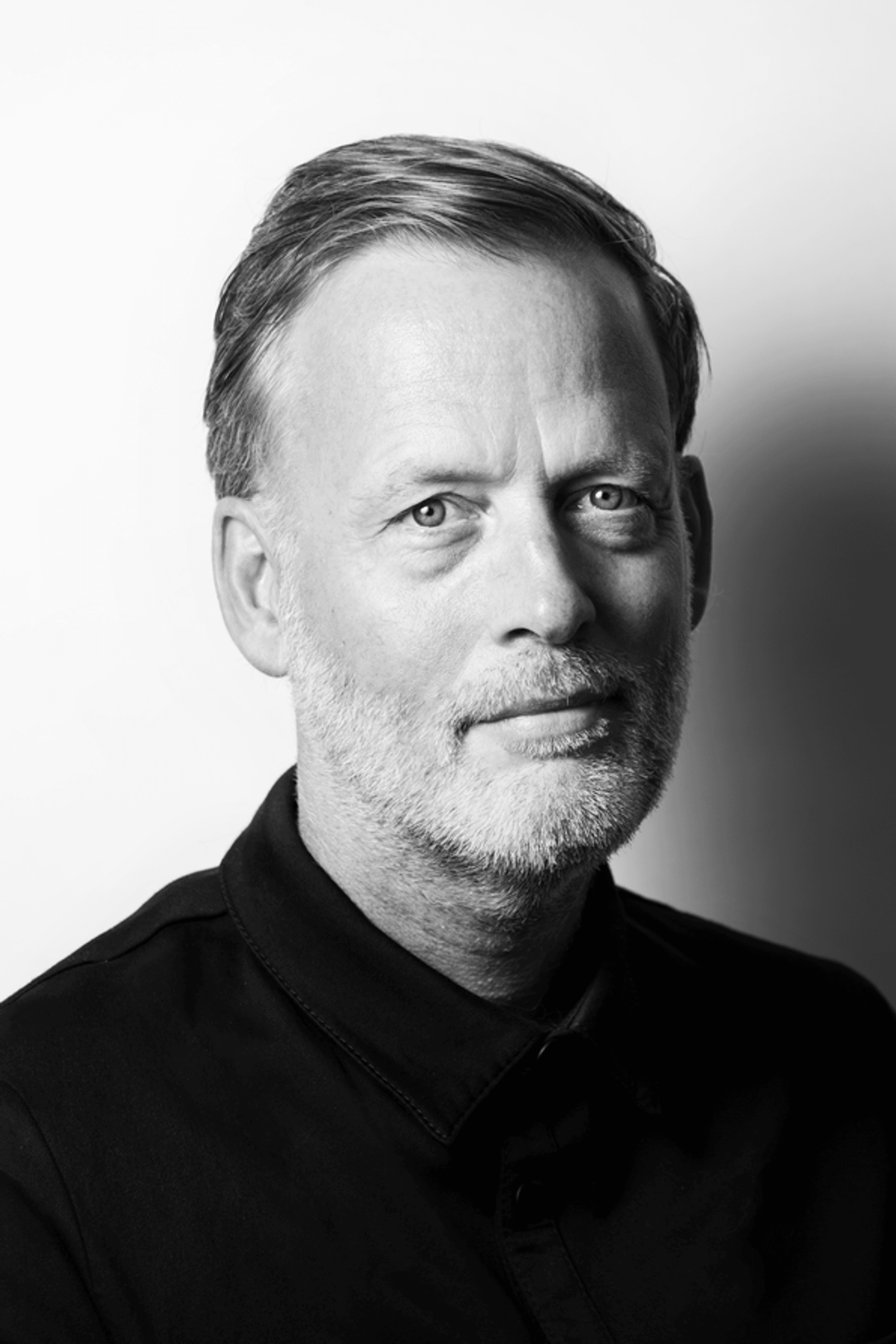 Zwartwit portretfoto van schrijver Erik Jan Harmens