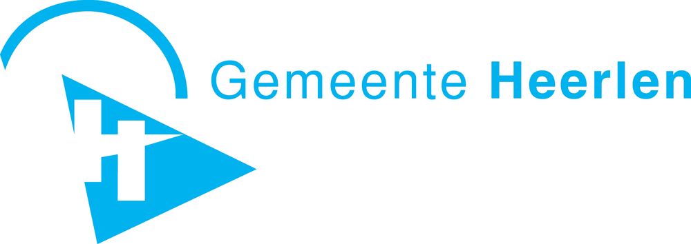 Logo met blauwe tekst: “Gemeente Heerlen”, met links van de tekst een driehoek waarin de letter “H” staat en een boogje erboven.