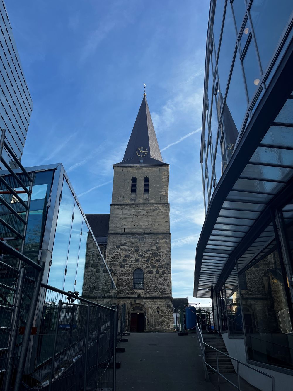 Buitenaanzicht SCHUNCK Atrium Kijkdepot tijdens bouwfase. Pancratiuskerk in de achtergrond. 