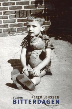 Boekcover van ‘Bitterdagen’ van Peter Lenssen, zwart-witfoto van een kind dat op de grond zit met een knuffelbeer, tegen een bakstenen muur.