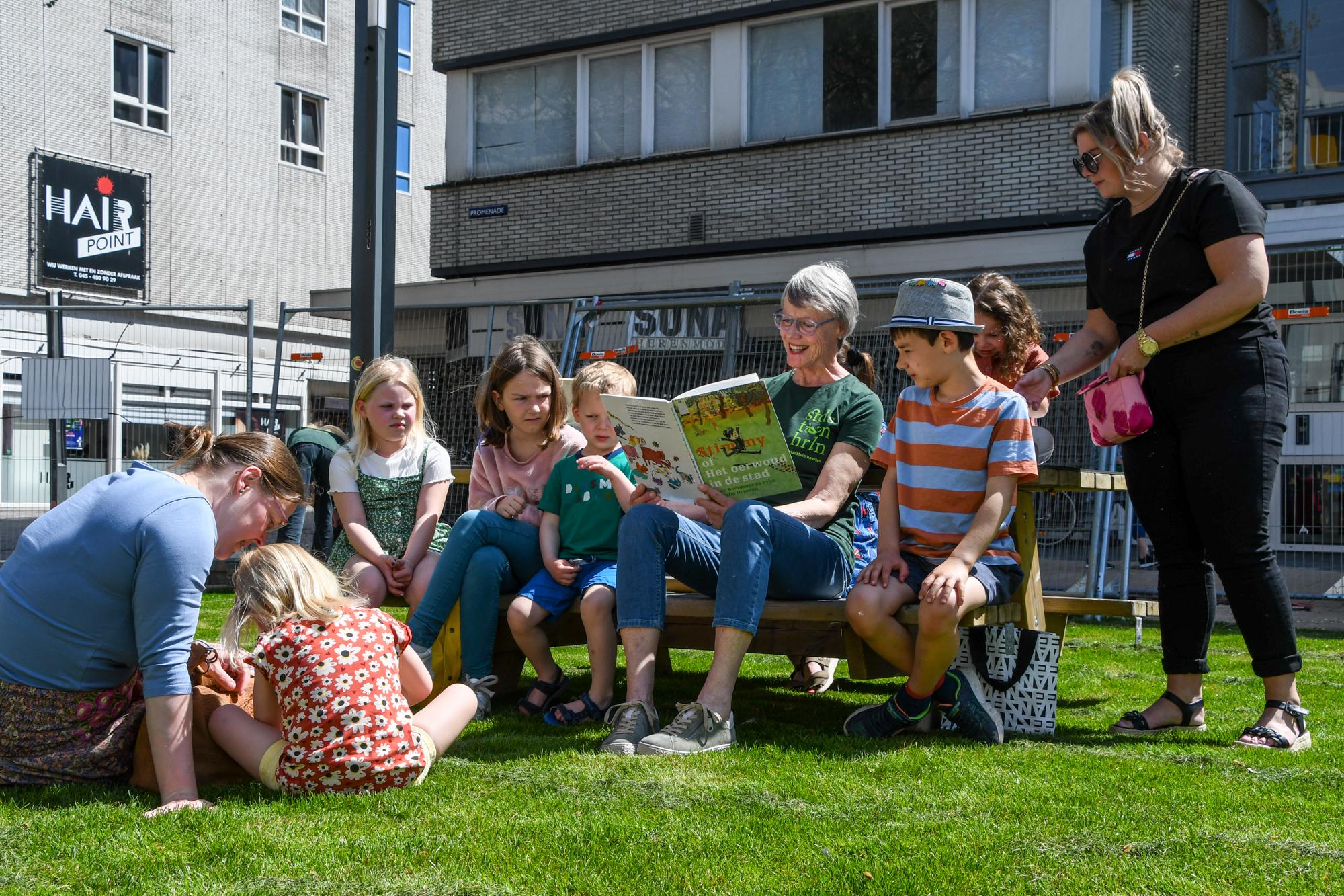 Voorlezen buiten SCHUNCK