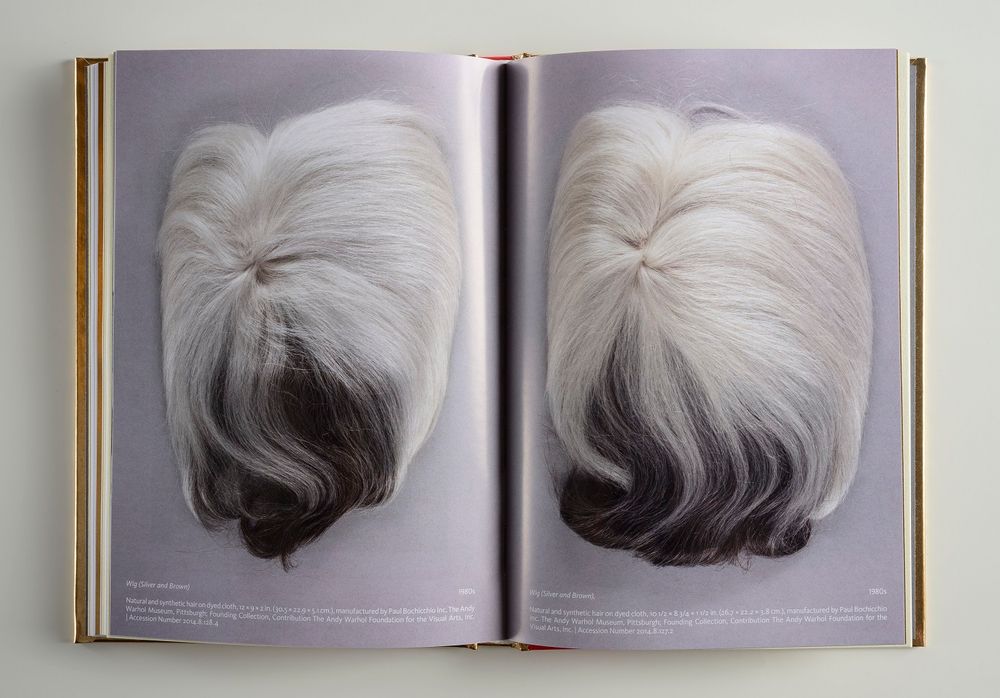 Spread met twee pruiken uit de publicatie Andy Warhol Vanitas.