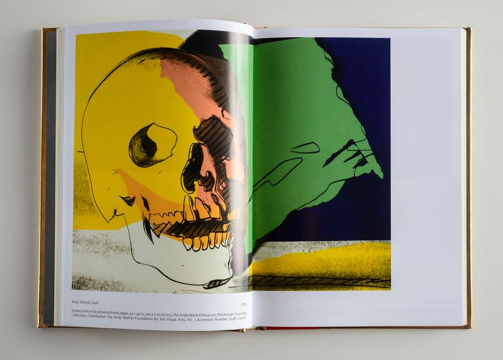 Spread met een afbeelding van werk met schedel uit de publicatie Andy Warhol Vanitas.