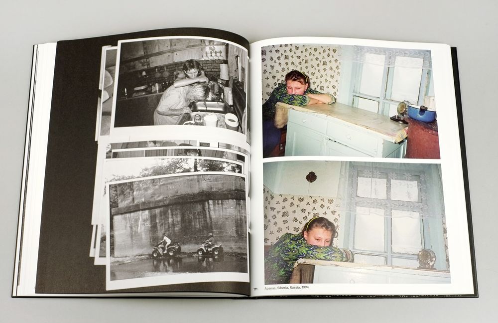 Links een stapel zwart-witfoto's met huiselijke scènes, rechts twee foto's van een vrouw die met haar hoofd op een tafel leunt in een sobere keuken.