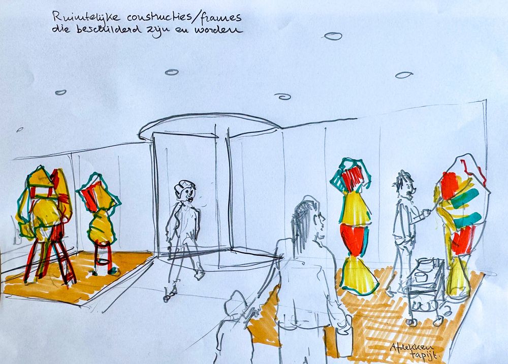 Kleurrijke handgetekende schets van David Bade voor een atelier in het Stadskantoor. De tekening toont een ruimte met beschilderde sculpturen, bezoekers en een centrale doorgang. De vloer is deels voorzien van een houten tapijt.