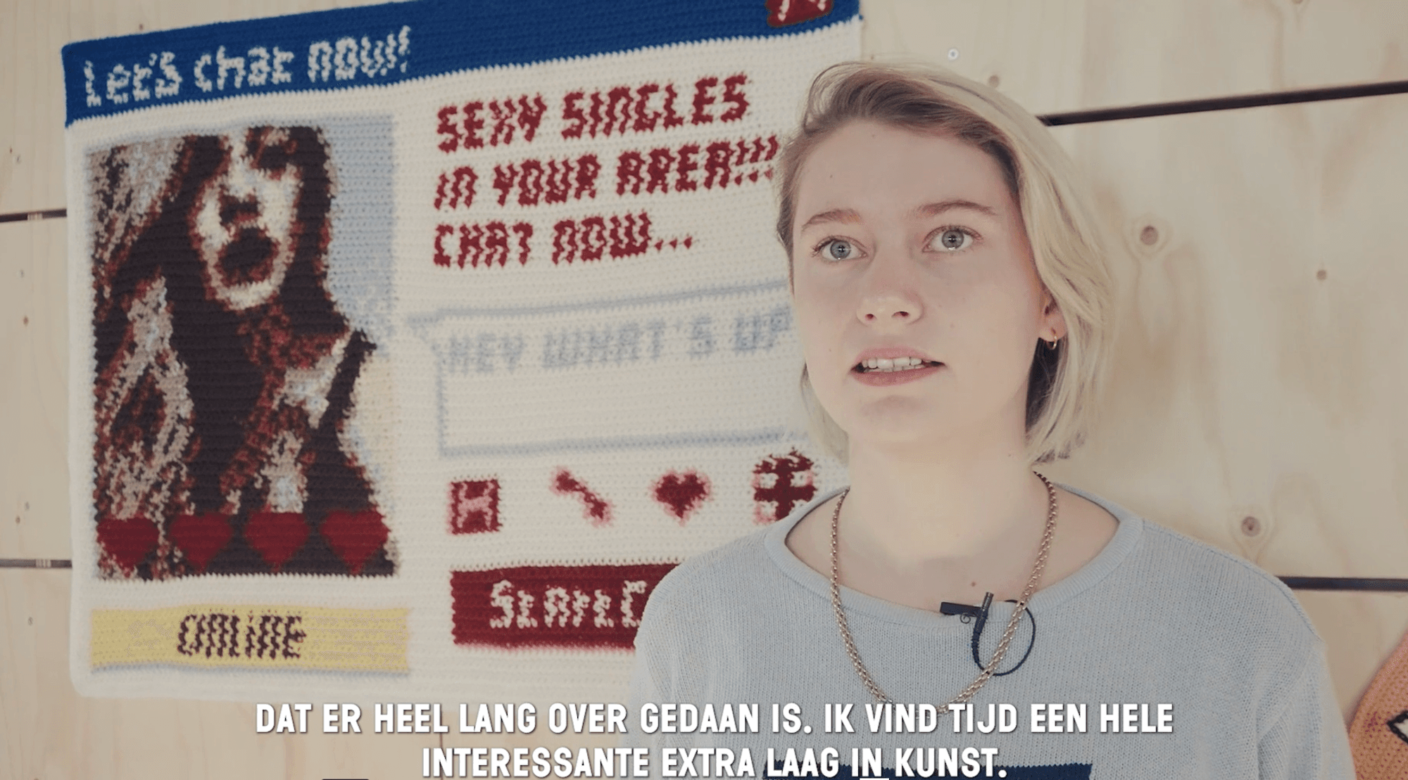 Quinn Zeljak staat voor haar werk, met ondertiteling: "Dat er heel lang over gedaan is. Ik vind tijd een hele interessante extra laag in kunst."