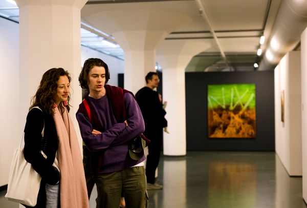 Bezoekers aan de tentoonstelling Rinella Alfonso & Charles Eyck: Aan de andere kant van de oceaan.